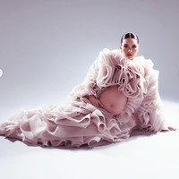 Rambutnya ditata sangat rapi dengan gaya sleek bun, memberikan kesan bersih dan modern. Motherhood, but make it fashion, tulis Alyssa dalam keterangan unggahannya. Foto: Instagram/@alyssadaguise