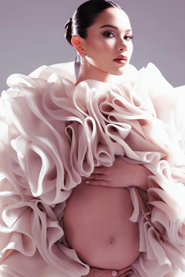 Riasan wajah terlihat flawless dengan nuansa glam look hasil tangan MUA Bennu Sorumba. Kulit tampak glowing, alis tegas, serta lipstik nude yang menyatu dengan keseluruhan warna outfit. Foto: Instagram/@alyssadaguise