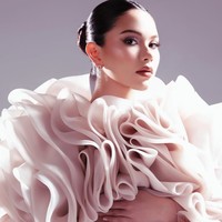 Riasan wajah terlihat flawless dengan nuansa glam look hasil tangan MUA Bennu Sorumba. Kulit tampak glowing, alis tegas, serta lipstik nude yang menyatu dengan keseluruhan warna outfit. Foto: Instagram/@alyssadaguise