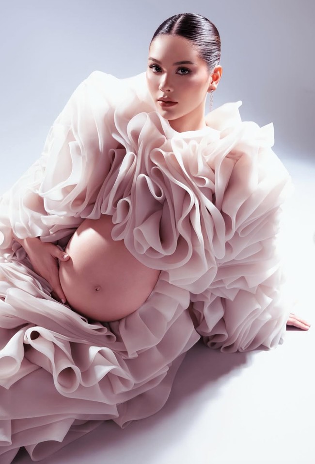 Melengkapi penampilannya, Alyssa juga mengenakan beberapa perhiasan dari merek mewah Bvlgari. Anting silvernya yang menjuntai panjang merupakan koleksi White Gold B.zero1 yang harganya sekitar Rp 642 juta. Foto: Instagram/@alyssadaguise