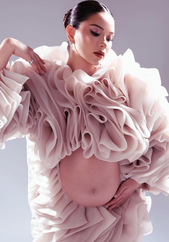 Selain anting, Alyssa juga mengenakan cincin B.zero1 ring in 18 kt white gold with pavé diamonds yang harganya sekitar Rp 246,5 juta. Jika ditotal, cincin dan anting Alyssa capai Rp 888,5 juta, setara dengan sebuah rumah. Foto: Instagram/@alyssadaguise