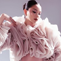 Selain anting, Alyssa juga mengenakan cincin B.zero1 ring in 18 kt white gold with pavé diamonds yang harganya sekitar Rp 246,5 juta. Jika ditotal, cincin dan anting Alyssa capai Rp 888,5 juta, setara dengan sebuah rumah. Foto: Instagram/@alyssadaguise