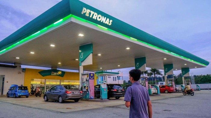 KUALA LUMPUR, MALAYSIA - 2024/08/11: A man walks into Petronas gas station. (Photo by Faris Hadziq/SOPA Images/LightRocket via Getty Images)