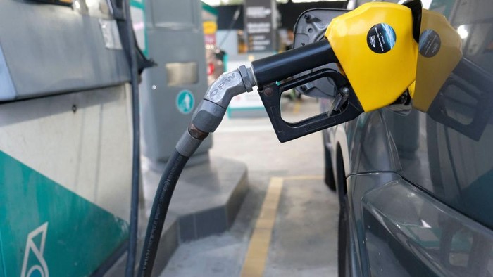 KUALA LUMPUR, KL, MALAYSIA - 2019/03/15: Gas nozzle seen while people filled up their petrol at a Petronas oil and gas station in Kuala Lumpur.

National Petroleum Limited or known as PETRONAS is a Malaysian oil and gas company founded on 17 August