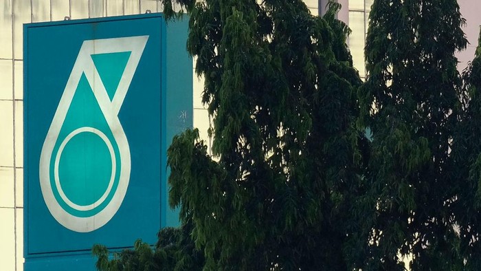 KUALA LUMPUR, KL, MALAYSIA - 2019/03/13: Petronas oil and gas company logo seen at Kuala Lumpur.

National Petroleum Limited or known as Petronas is a Malaysian oil and gas company founded on 17 August 1974 and its owned by the Malaysia government. (Photo by Faris Hadziq/SOPA Images/LightRocket via Getty Images)