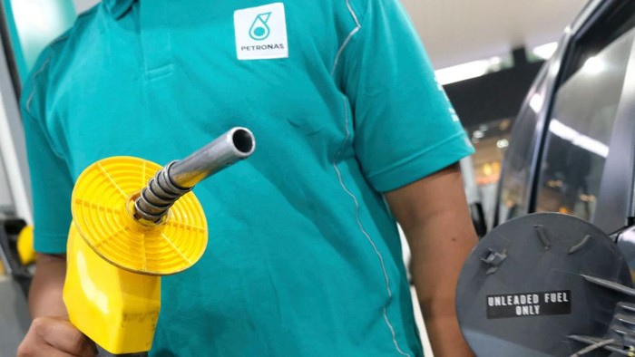 KUALA LUMPUR, KL, MALAYSIA - 2019/03/15: A man seen holding the petrol nozzle at a Petronas oil and gas station at Kuala Lumpur.

National Petroleum Limited or known as Petronas is a Malaysian oil and gas company founded on 17 August 1974 and its owned by the Malaysia government. (Photo by Faris Hadziq/SOPA Images/LightRocket via Getty Images)