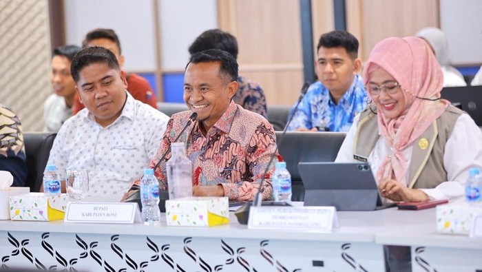 Bupati Bone Andi Asman Sulaiman (tengah) bersama Kepala BKPSDM Bone Edy Saputra Syam saat rapat di Jakarta.