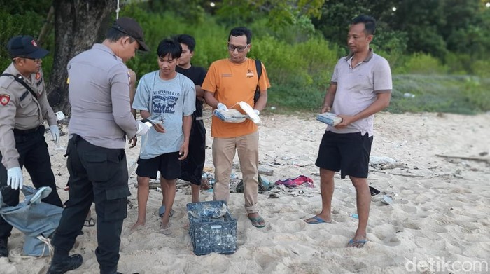 Anggota Polres Sumenep bersama warga temukan paket diduga kokain di pantai Kahuripan, Pulau Gili Genteng
