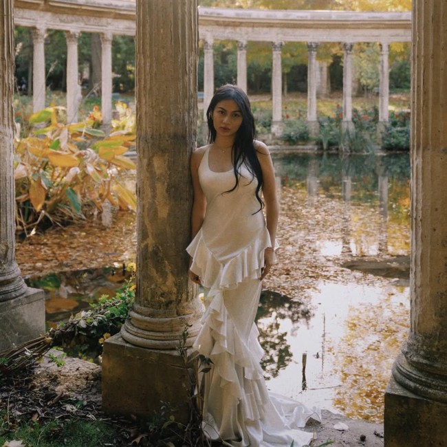 Gaya Nyender Manja Ariel Tatum di Pilar Tua