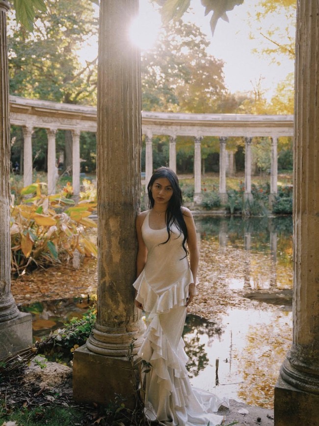 Gaya Nyender Manja Ariel Tatum di Pilar Tua