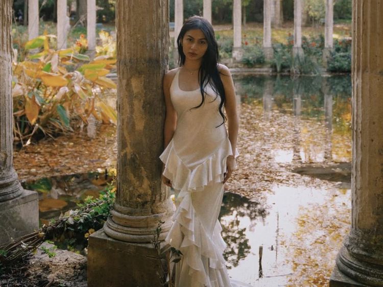 Gaya Nyender Manja Ariel Tatum di Pilar Tua