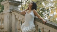Ada juga foto Ariel Tatum berpose di tangga. (Foto: dok Instagram npmalina)