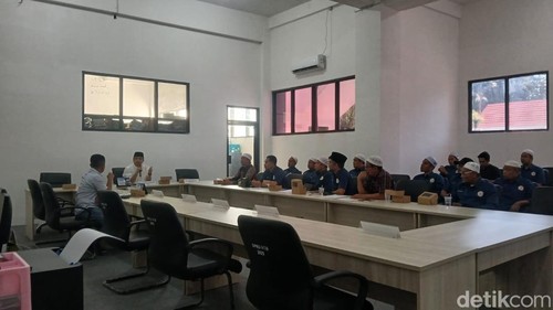 Asosiasi Masyarakat Pedagang Emas Sekarbela (Ampera) Kota Mataram mengadu ke DPRD NTB, Selasa (14/4/2026). (Foto: Ahmad Viqi/detikBali)