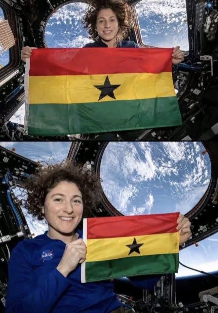 Astronaut NASA Christina Koch mengibarkan bendera Ghana dalam misi Artemis II Astronaut NASA Christina Koch mengibarkan bendera Ghana dalam misi Artemis II