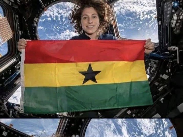 Astronaut NASA Christina Koch mengibarkan bendera Ghana dalam misi Artemis II