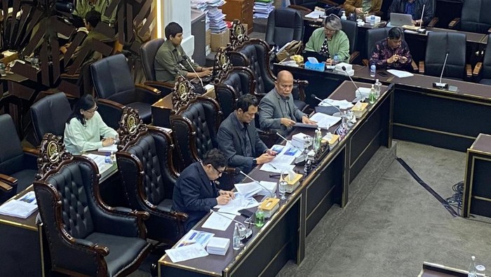 Ralat pleno presentasi Kepala Badan Keahlian DPR terkait UU putusan MK, Selasa (14/4/2026).