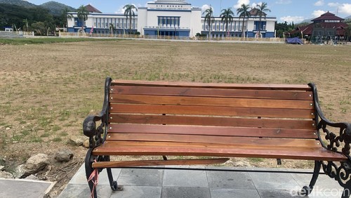 Bangku di Taman Kota Giri Menang patah dan diikat menggunakan tali rafia, Selasa (14/4/2026). (M. Zahiruddin/detikBali)