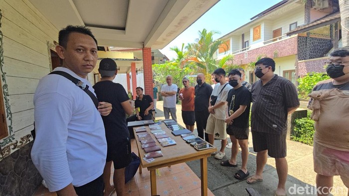Belasan WNA ditangkap dari sebuah hotel di wilayah Cisolok, Kabupaten Sukabumi. Diduga mereka merupakan bagian dari sindikat siber di Cimaja