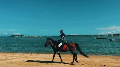 Berkuda di Pantai Mertasari, Sanur, Denpasar, Bali. (Foto: Dok. Bali Horse Ride)