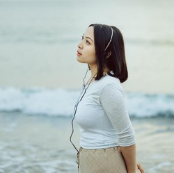 Bernadya Sampaikan Rindu Sepihak Lewat Rabun Jauh