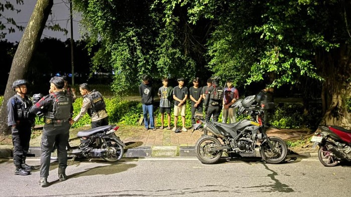 Brimob Polda Metro Jaya menghentikan balap liar yang kerap terjadi di kawasan Jalan Jenderal Polisi Soekanto (Malaka), Jakarta Timur dini tadi. (dok istimewa)