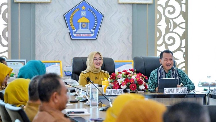 Bupati Kudus, Sam’ani Intakoris, melakukan studi komparasi ke Kendari guna mempelajari strategi pembangunan manusia, Selasa (14/4/2026).