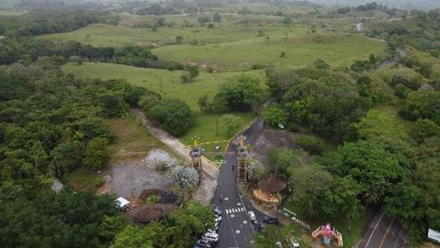 Pemandangan udara taman hiburan Hacienda Napoles di Doradal, departemen Antioquia, Kolombia, diambil pada 22 April 2023. Kolombia sedang berupaya memindahkan 70 kuda nil ke suaka margasatwa di luar negeri di Meksiko dan India, tetapi mengurangi kerusakan yang disebabkan oleh warisan luar biasa dari mendiang gembong narkoba Pablo Escobar ini membutuhkan biaya yang besar: $3,5 juta. ( Photo by Alberto GONZALEZ / AFP)
