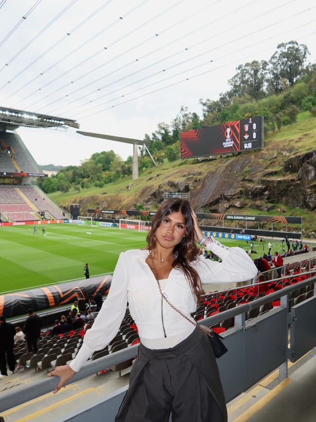 Daniela sering menampilkan gaya cantiknya di lapangan bola dan kursi penonton. Selain itu, ia juga kerap mengunggah penampilan glamour. Foto: Instagram @danielasannchezz