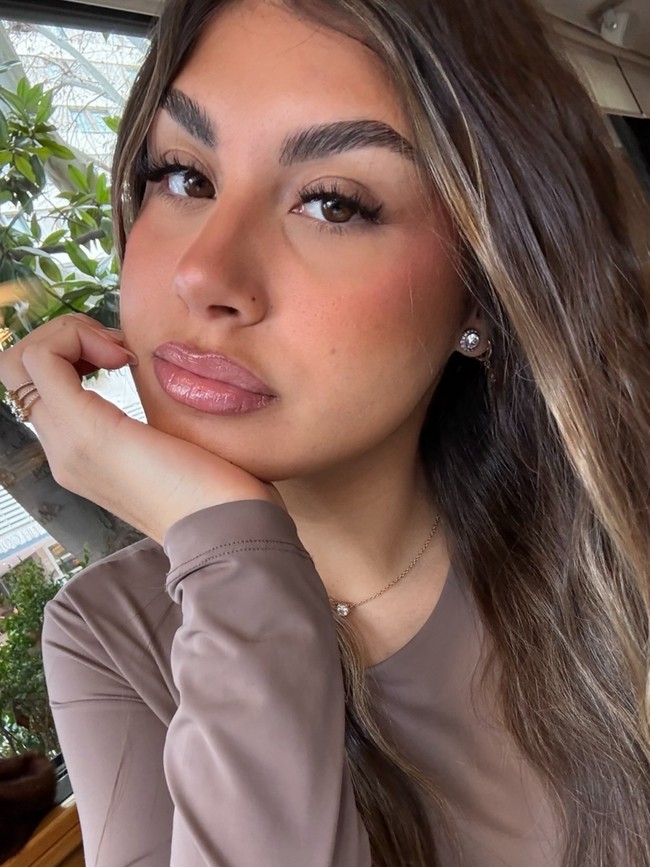 Daniela Sanchez merupakan putri dari legenda Real Betis Joaquin Sanchez dengan istrinya, Susana Saborido. Foto: Instagram @danielasannchezz