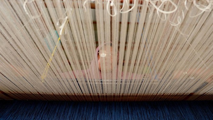 Ira Mutiara (33), pemilik rumah produksi Mutiara Songket, memperlihatkan kain songket khas Aceh di Aceh Besar, Aceh, Selasa (14/4/2026). Rumah produksi tersebut mampu memproduksi kain songket khas Aceh sebanyak 10 helai per bulan dengan beragam motif seperti Pintu Aceh, Bunga Lawang, dan Bunga Jeumpa yang dipasarkan ke berbagai daerah seperti Sumatera Utara, Sumatera Barat, Sulawesi, dan Jakarta dengan harga jual berkisar Rp800 ribu-Rp3 juta per helai serta turut dipamerkan pada ajang fesyen internasional di Prancis. ANTARA FOTO/Akramul Muslim