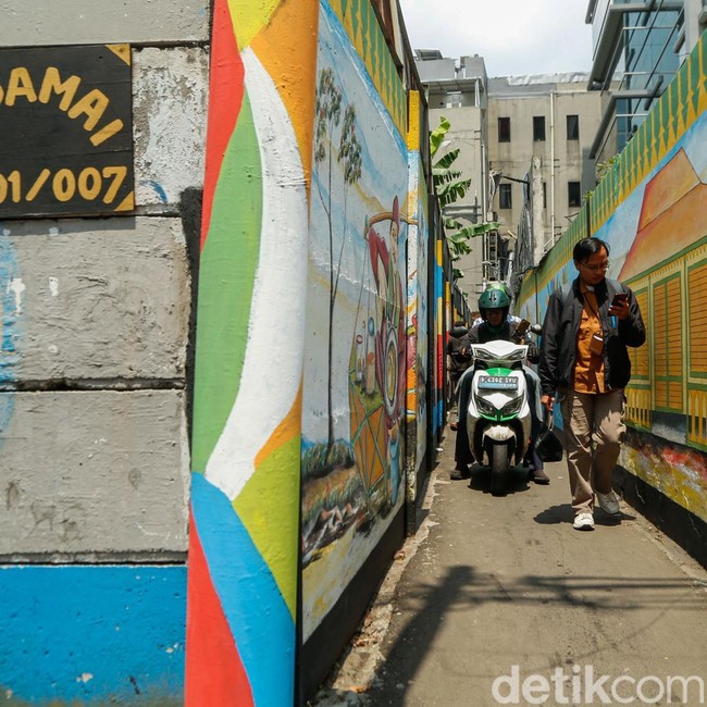 Dari Kumuh Jadi Ikonik, Jalan Damai Disulap dengan Mural Betawi