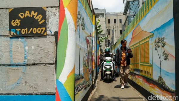 Dari Kumuh Jadi Ikonik, Jalan Damai Disulap dengan Mural Betawi