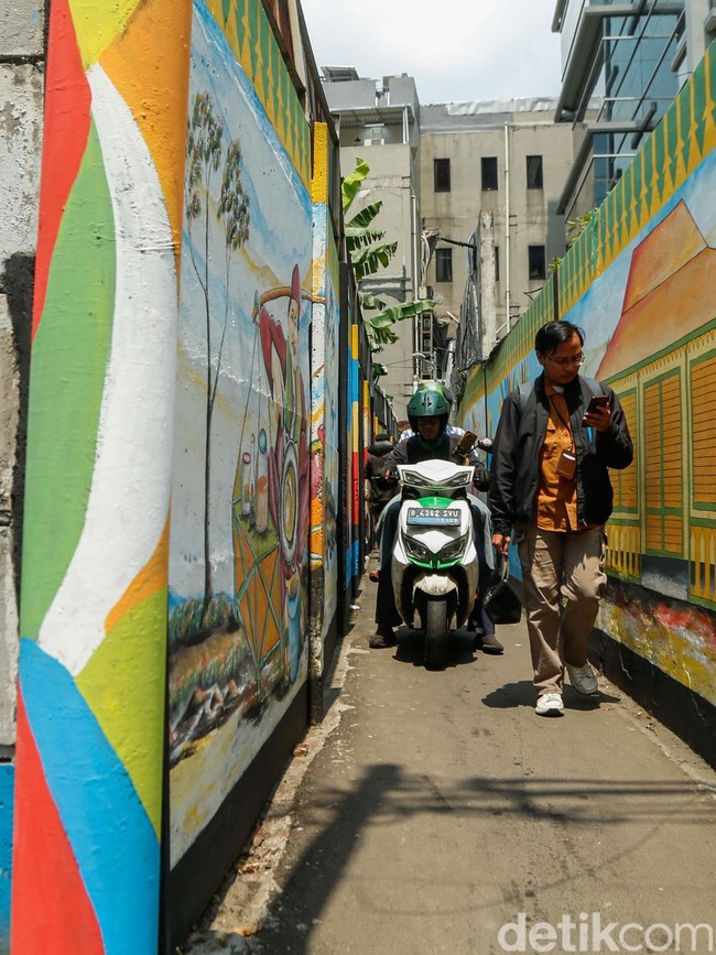 Dari Kumuh Jadi Ikonik, Jalan Damai Disulap dengan Mural Betawi