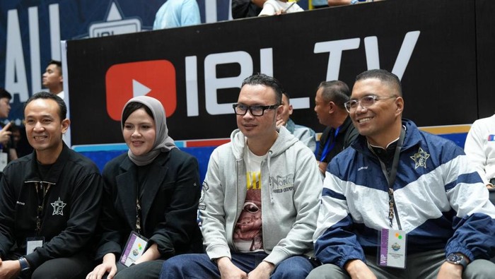Direktur Jenderal Imigrasi, Hendarsam Marantoko saat meninjau IBL All-Star 2026 di Bandung Arena