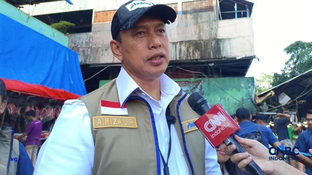 Direktur Utama Perum Bulog Ahmad Rizal Ramdhani saat melakukan inspeksi mendadak (sidak) di Pasar Minggu, Jakarta Selatan, Selasa (14/3/2026). (CNBC Indonesia/Martyasari Rizky)
