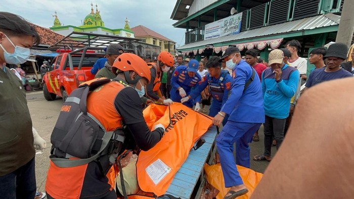 Evakuasi korban di Pelabuhan Perikanan Eretan Kulon Indramayu, Selasa (14/4/2026).