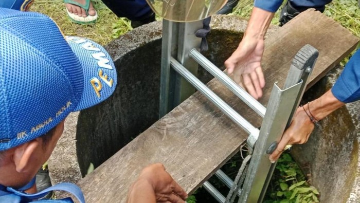 Evakuasi pria masuk sumur di Ciamis.