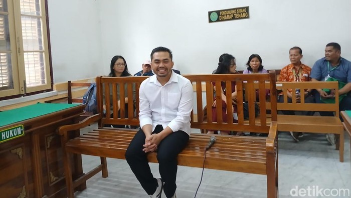 Foto: Amsal Sitepu saat menjalani sidang putusan di Pengadilan Negeri Medan
(Juita Sinuhaji/detikSumut)
