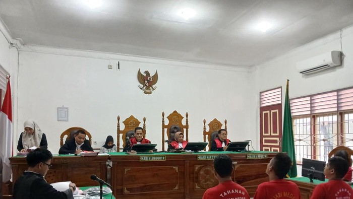 Foto : Sidang keterangan terdakwa Fahrul Azis Siregar bersama 3 penadah lainnya di ruang Kartika Pengadilan Negeri Medan, Selasa (14/4/2026)
(Juita Sinuhaji/detikSumut)