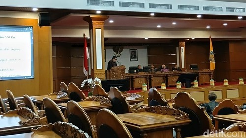 Ketua fraksi Gerindra-PSI Gede Harja Astawa membacakan pandangan umum fraksi dalam rapat paripurna ke-33 di Kantor DPRD Bali, Selasa (14/4/2026).