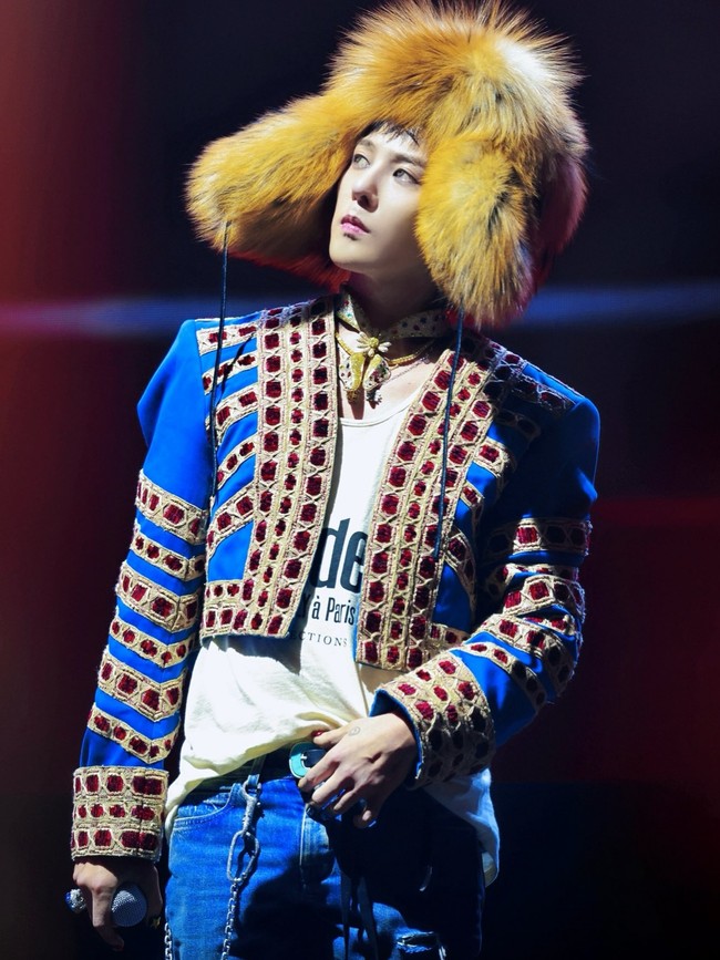 Aksi panggung G-Dragon semakin meriah saat tiba-tiba muncul di tengah kerumunan penonton, menyanyikan lagu solonya POWER. Kali ini, ia memakai tank top putih berbalut embroidery cropped jacket Drives Van Noten, dan furry hats yang sudah menjadi ciri khas G-Dragon selama 20 tahun berkarier. Foto: Instagram
