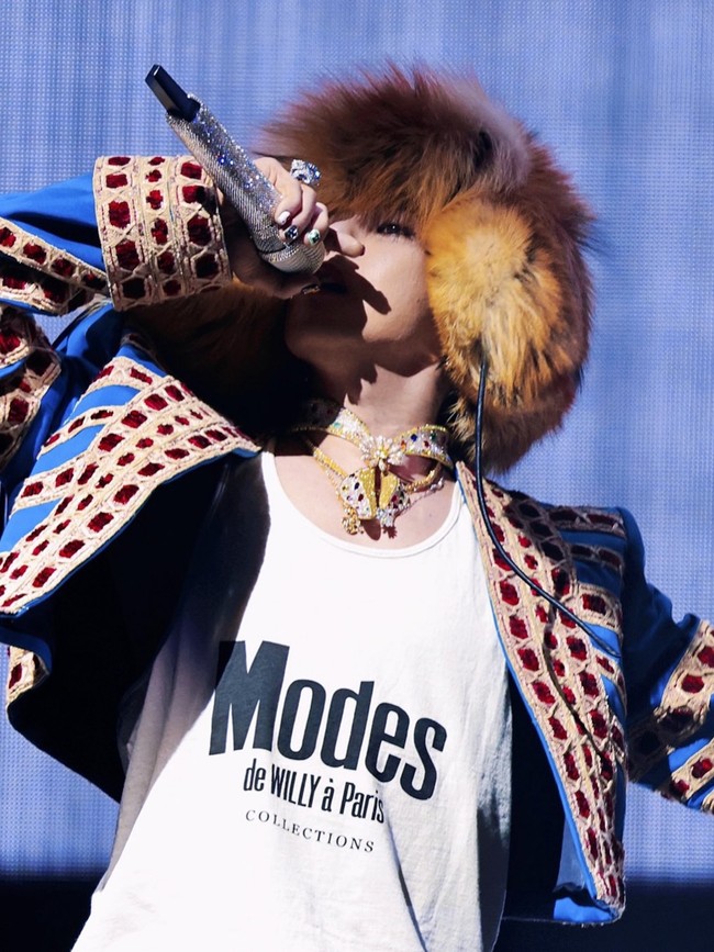 Penggemar menyadari G-Dragon juga memakai bandana hasil kolaborasinya bersama merek perhiasan dan jam tangan mewah Amerika Serikat, Jacob & Co. Bukan terbuat dari kain, melainkan lempeng emas 18 karat seberat 559,3 gram dan batu permata 209,7 karat. Serta kalung dengan liontin berlian berbentuk bunga daisy hasil rancangannya. Foto: Instagram