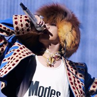 Penggemar menyadari G-Dragon juga memakai bandana hasil kolaborasinya bersama merek perhiasan dan jam tangan mewah Amerika Serikat, Jacob & Co. Bukan terbuat dari kain, melainkan lempeng emas 18 karat seberat 559,3 gram dan batu permata 209,7 karat. Serta kalung dengan liontin berlian berbentuk bunga daisy hasil rancangannya. Foto: Instagram