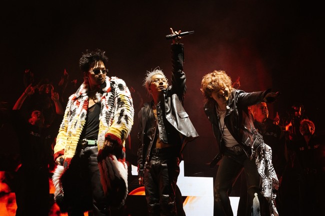 Boy group legendaris Korea Selatan, BIGBANG akhirnya tampil di festival musik Coachella 2026. Penampilan sang leader, G-Dragon yang eye catching sontak ramai menjadi perbincangan publik. Ia tampil berbalut furry coat bernuansa merah-kuning dari koleksi busana wanita Chanel Fall/Winter 2026. Foto: Instagram