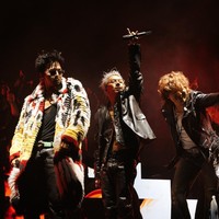 Boy group legendaris Korea Selatan, BIGBANG akhirnya tampil di festival musik Coachella 2026. Penampilan sang leader, G-Dragon yang eye catching sontak ramai menjadi perbincangan publik. Ia tampil berbalut furry coat bernuansa merah-kuning dari koleksi busana wanita Chanel Fall/Winter 2026. Foto: Instagram