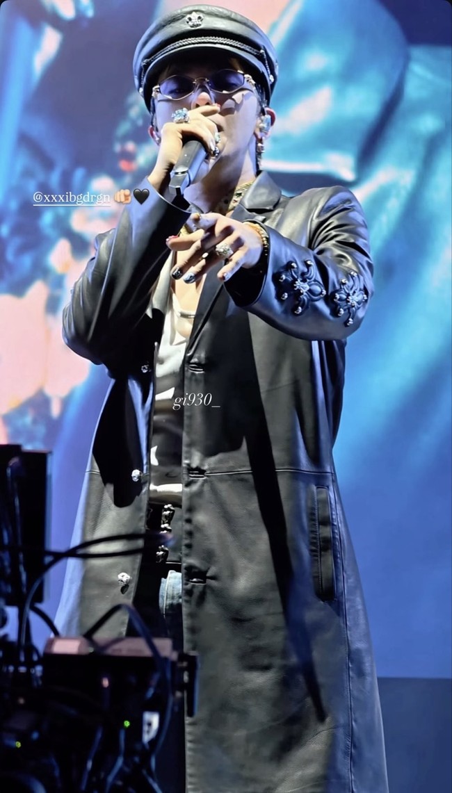 Di tengah penampilan, G-Dragon berganti kostum memakai coat hitam panjang dari Chrome Hearts dan military cap, yang tak kalah stylish dan memukau. Foto: Instagram