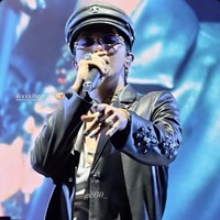 Di tengah penampilan, G-Dragon berganti kostum memakai coat hitam panjang dari Chrome Hearts dan military cap, yang tak kalah stylish dan memukau. Foto: Instagram