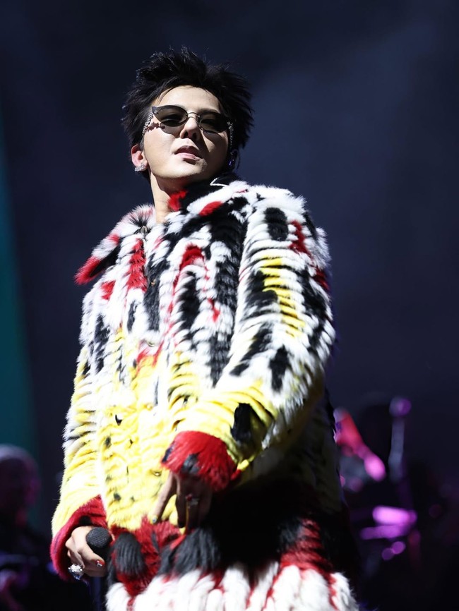 Idol yang mendapat julukan sebagai King of KPop ini melengkapi penampilannya dengan cat eye sunglasses Louis Vuitton yang bertatahkan kristal Swarovski. Lengkap dengan koleksi jam tangan Baignoire dari Cartier yang harganya mencapai Rp 1 miliar. Foto: Instagram