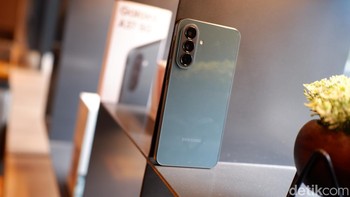 Galaxy A37 5G dijual mulai dari Rp 6 jutaan. Kalau misalnya teman-teman ingin men-trade-in A36 128 GB ke Galaxy A37 256 GB, jadi harganya cukup di Rp6.599.000, dikurangin harga trade-in-nya di sekitar Rp2,5 juta. Nah ini kalau kita cicil 12 bulan, kira-kira cicilannya harganya di Rp 300.000-an aja, jelas Annisa Maulina, MX Product Marketing Senior Manager Samsung Electronics Indonesia. Foto: Adi FR/detikINET