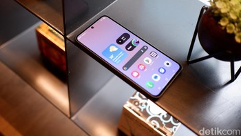 Ponsel ini dibekali layar Super AMOLED berukuran 6,7 inci dengan resolusi FHD+ (1080 x 2340 piksel). Layar mendukung refresh rate hingga 120Hz untuk scrolling dan gaming yang lebih smooth, serta Vision Booster yang menjaga kecerahan dan visibilitas di bawah sinar matahari. Kecerahan puncak mencapai sekitar 1900 nits. Foto: Adi FR/detikINET